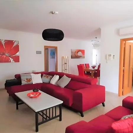 In The Center Of With Swimming Pool And Garage Apartment *