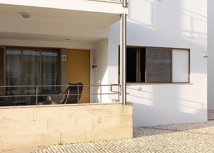 In The Center Of With Swimming Pool And Garage Tavira